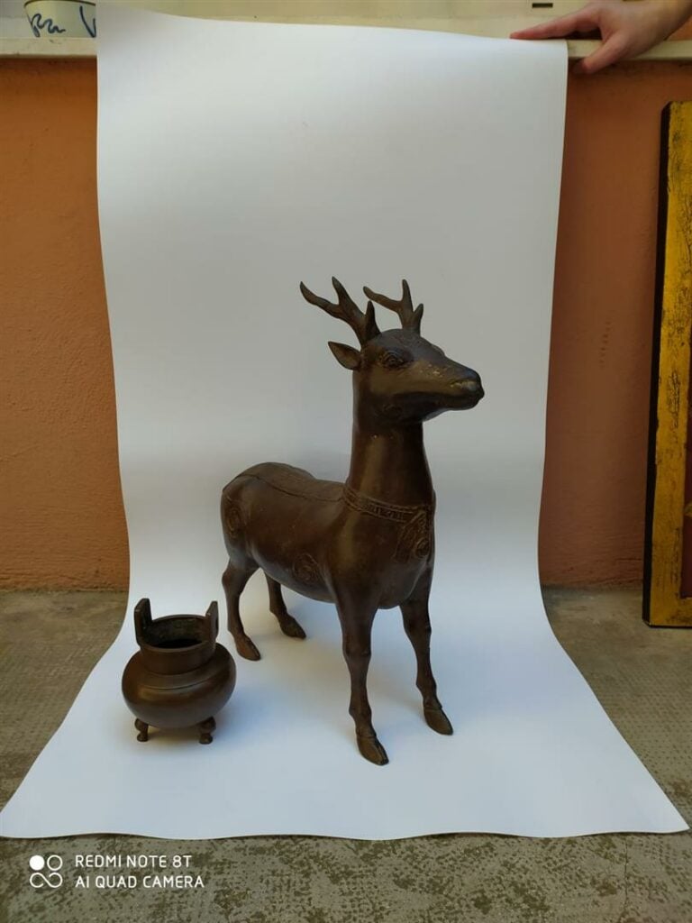 [/] GRANDE SCULPTURE DE CERF EN ALLIAGE CUIVREUX - Probablement Chine ou Tibet,…