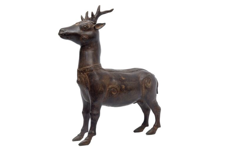 [/] GRANDE SCULPTURE DE CERF EN ALLIAGE CUIVREUX - Probablement Chine ou Tibet,…