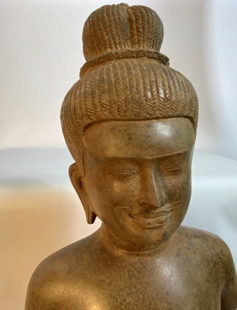 GRANDE SCULPTURE EN GRES A L'EFFIGIE D'UNE DIVINITE - Art Khmer, Moderne - Repr…