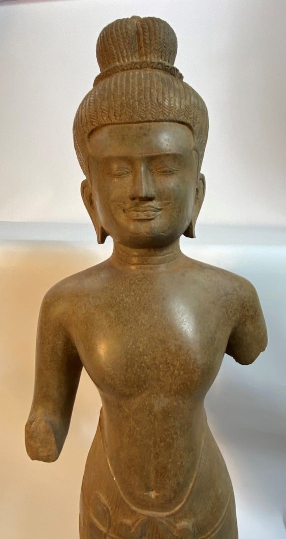 GRANDE SCULPTURE EN GRES A L'EFFIGIE D'UNE DIVINITE - Art Khmer, Moderne - Repr…