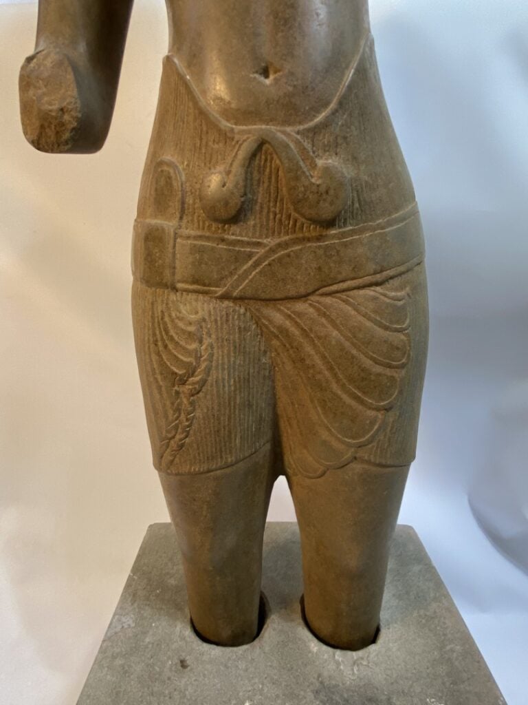 GRANDE SCULPTURE EN GRES A L'EFFIGIE D'UNE DIVINITE - Art Khmer, Moderne - Repr…