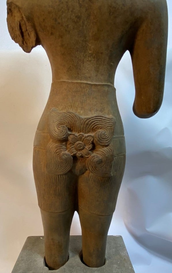 GRANDE SCULPTURE EN GRES A L'EFFIGIE D'UNE DIVINITE - Art Khmer, Moderne - Repr…