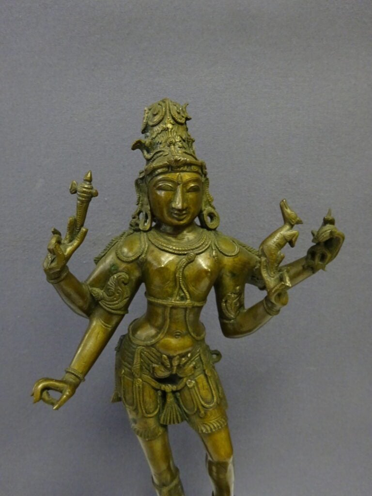 GRANDE STATUE EN BRONZE DEESSE AUX QUATRE BRAS - Inde. - (manque, restauration)…