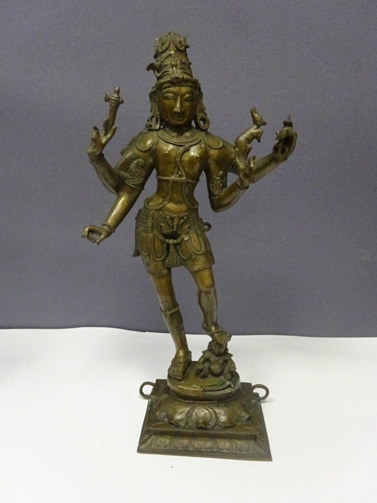 GRANDE STATUE EN BRONZE DEESSE AUX QUATRE BRAS - Inde. - (manque, restauration)…