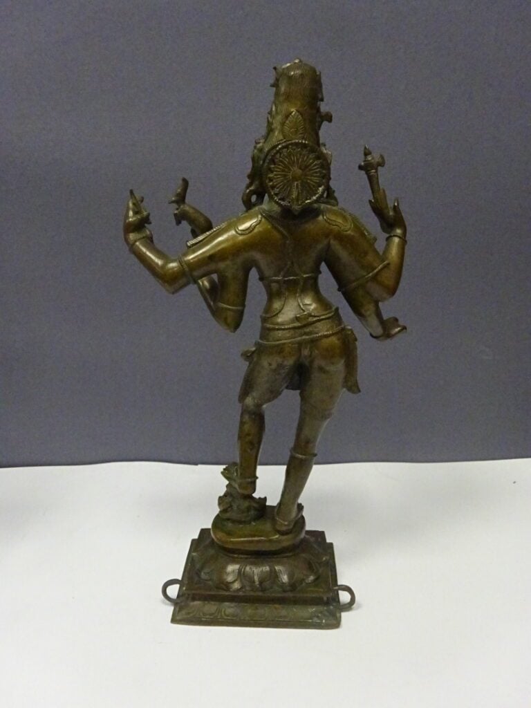 GRANDE STATUE EN BRONZE DEESSE AUX QUATRE BRAS - Inde. - (manque, restauration)…