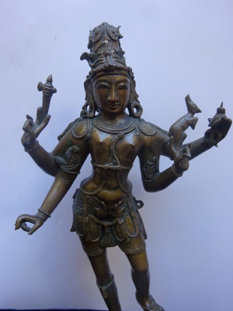 GRANDE STATUE EN BRONZE DEESSE AUX QUATRE BRAS - Inde. - (manque, restauration)…