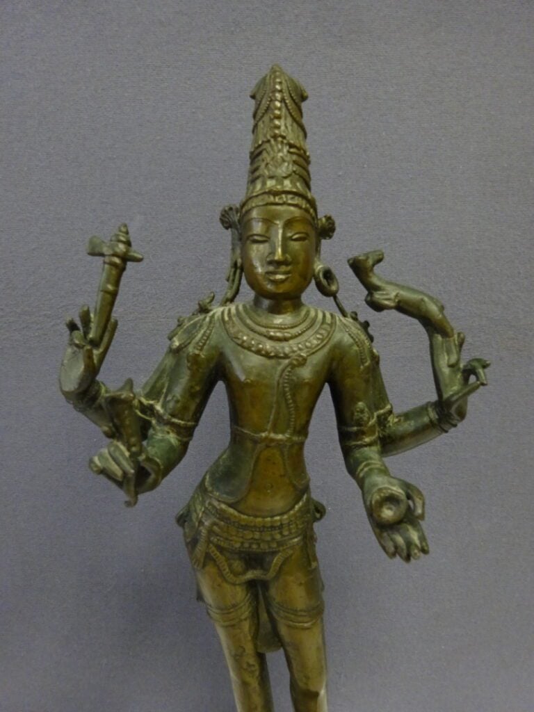 [-] GRANDE STATUE EN BRONZE D'UNE DEESSE INDIENNE AUX QUATRE BRAS - Inde. - H:…