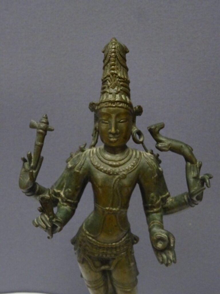 [-] GRANDE STATUE EN BRONZE D'UNE DEESSE INDIENNE AUX QUATRE BRAS - Inde. - H:…