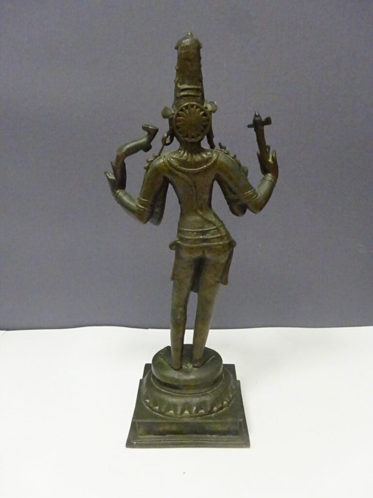 [-] GRANDE STATUE EN BRONZE D'UNE DEESSE INDIENNE AUX QUATRE BRAS - Inde. - H:…