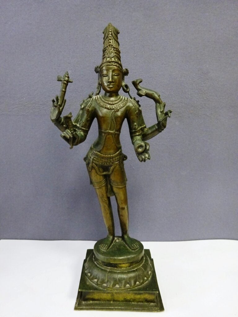 [-] GRANDE STATUE EN BRONZE D'UNE DEESSE INDIENNE AUX QUATRE BRAS - Inde. - H:…