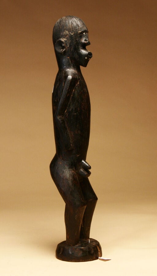 Grande statue masculine debout sur un socle, la bouche et les yeux incrustés de…