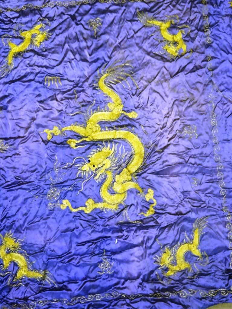 [-] GRANDE TENTURE BRODEE VIETNAM - De soie bleue où un dragon jaune vole au mi…