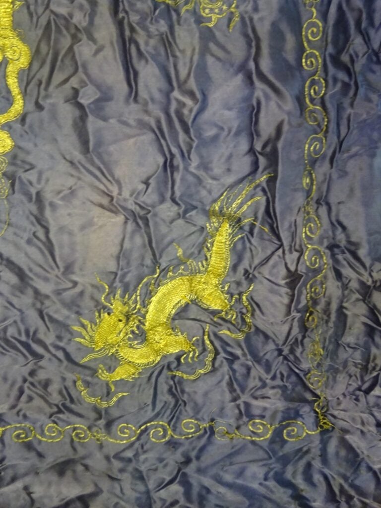 [-] GRANDE TENTURE BRODEE VIETNAM - De soie bleue où un dragon jaune vole au mi…