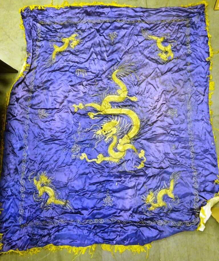 [-] GRANDE TENTURE BRODEE VIETNAM - De soie bleue où un dragon jaune vole au mi…