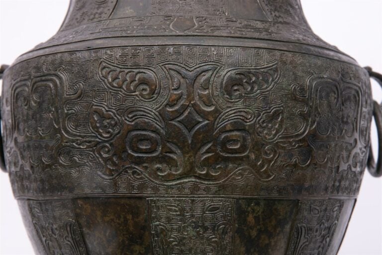 [.] GRANDE VAISSELLE ARCHAISANTE EN BRONZE, HU - Chine, De style Ming et peut ê…