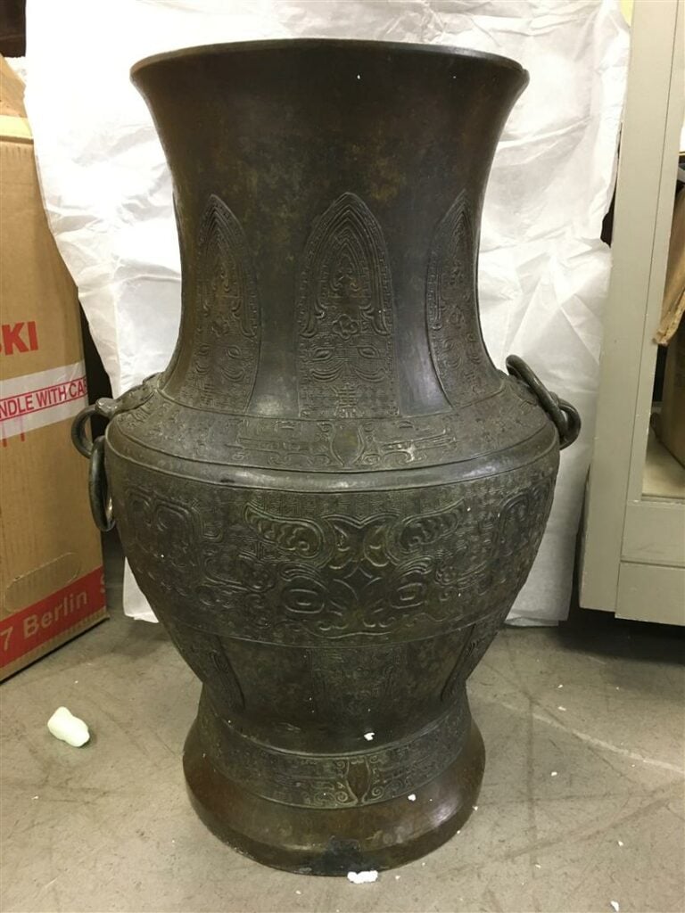 [.] GRANDE VAISSELLE ARCHAISANTE EN BRONZE, HU - Chine, De style Ming et peut ê…