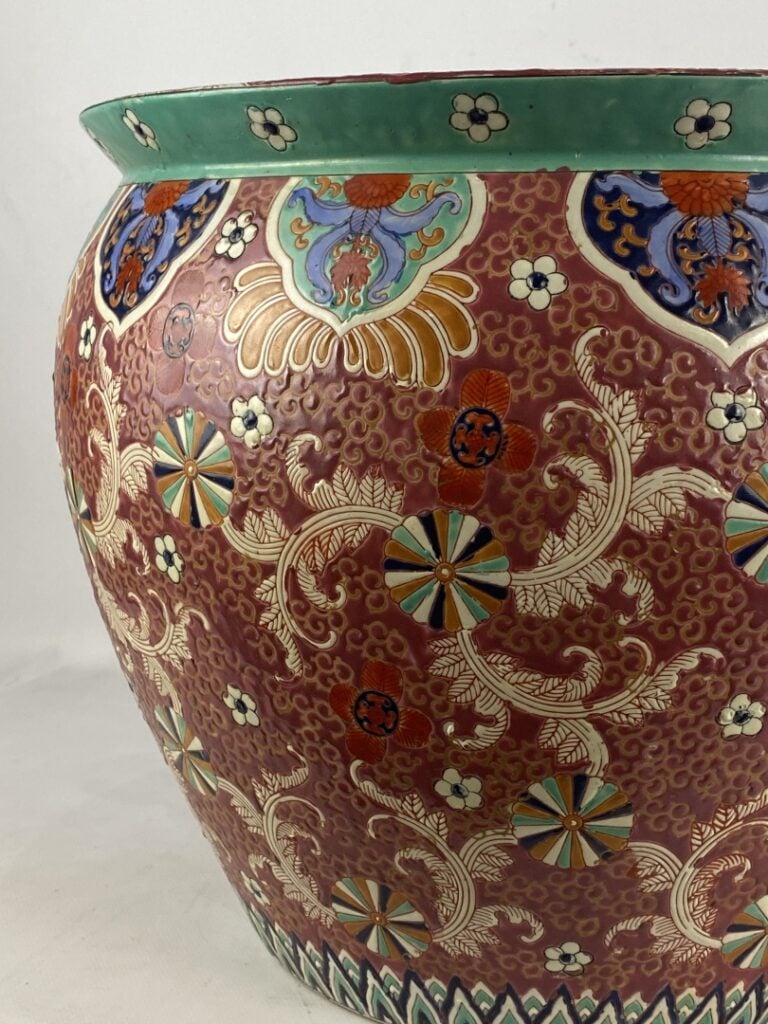GRANDE VASQUE A POISSONS EN CERAMIQUE - Japon, XXe siècle - Richement décoré de…
