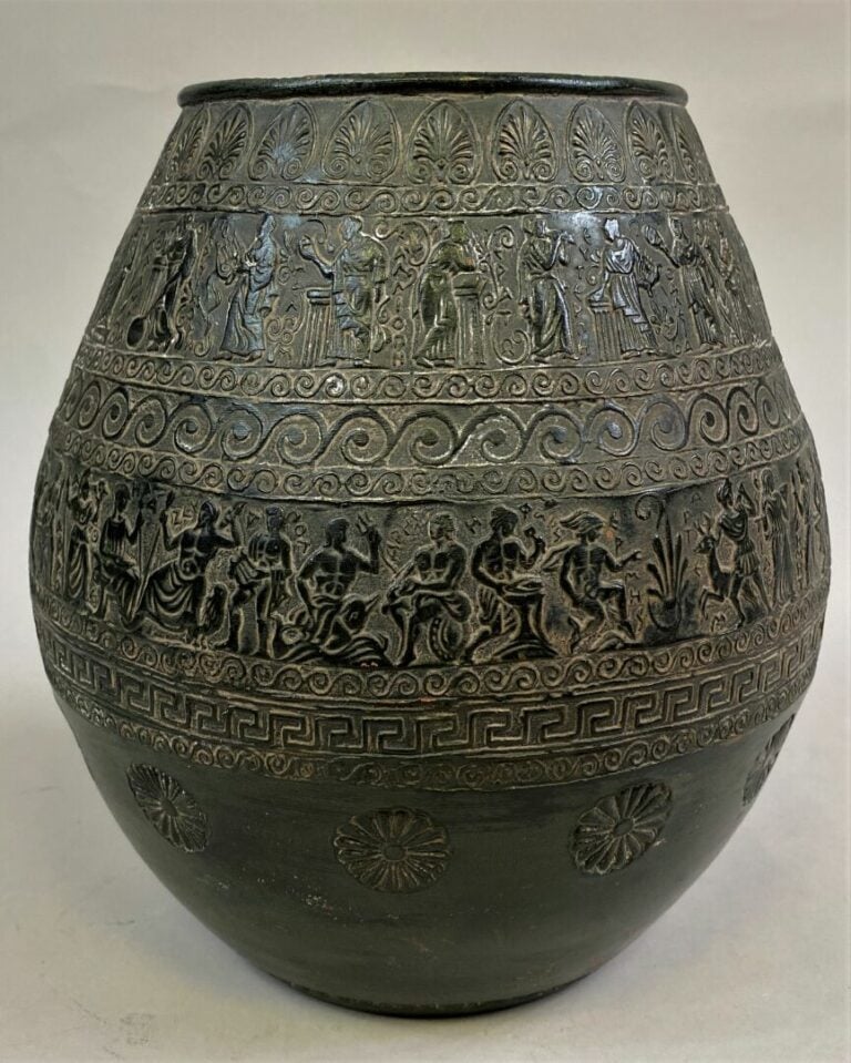 GRECE, Moderne - Vase en bronze à décor de frises de personnages alternant avec…
