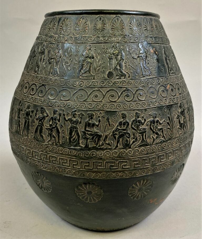 GRECE, Moderne - Vase en bronze à décor de frises de personnages alternant avec…