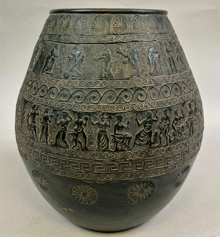 GRECE, Moderne - Vase en bronze à décor de frises de personnages alternant avec…
