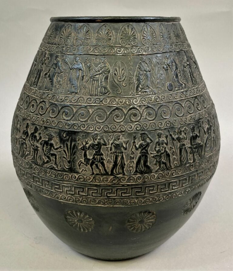 GRECE, Moderne - Vase en bronze à décor de frises de personnages alternant avec…
