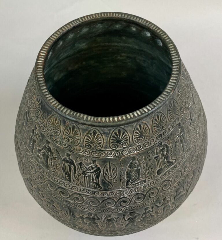 GRECE, Moderne - Vase en bronze à décor de frises de personnages alternant avec…