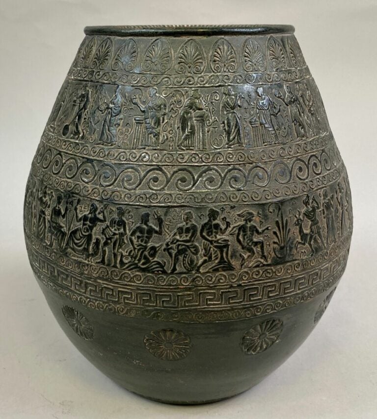 GRECE, Moderne - Vase en bronze à décor de frises de personnages alternant avec…