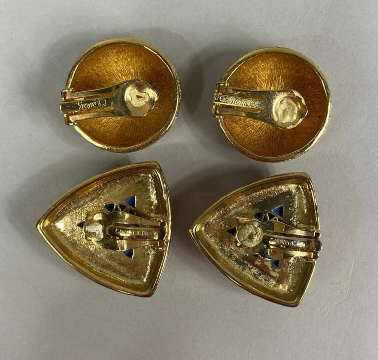 GROSSE - Paire de clips d'oreilles de forme ronde en métal doré à motif guilloc…