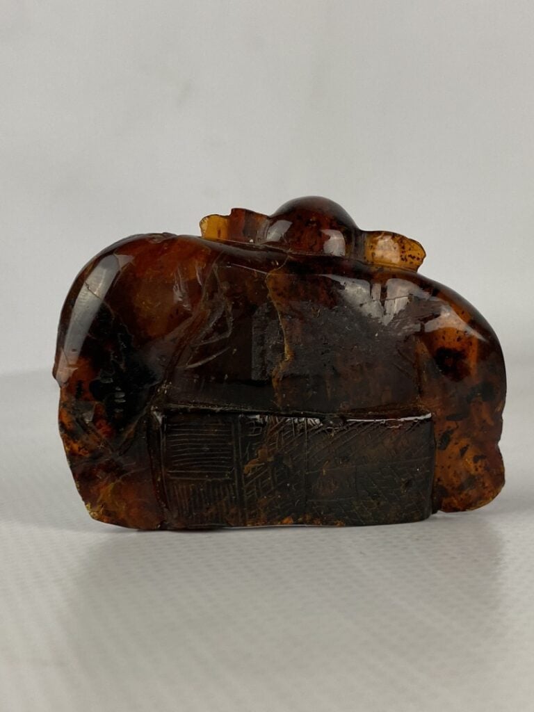 Groupe en ambre sculpté - Chine - XIXe siècle - Groupe en ambre, le poète Li Ta…