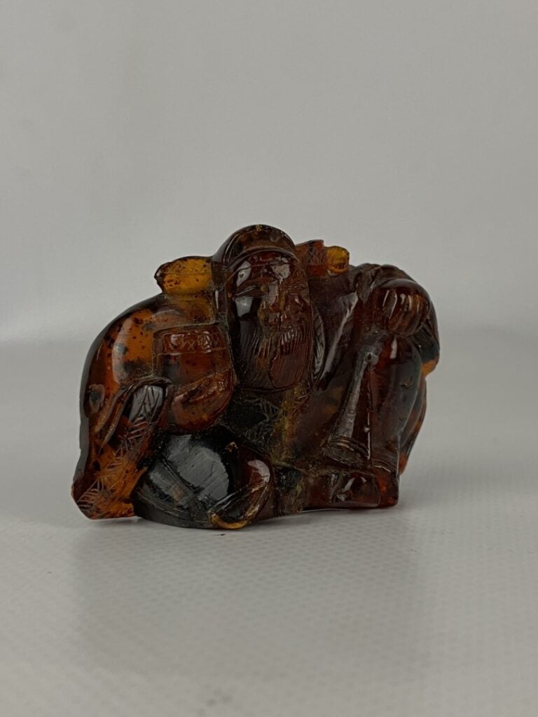 Groupe en ambre sculpté - Chine - XIXe siècle - Groupe en ambre, le poète Li Ta…
