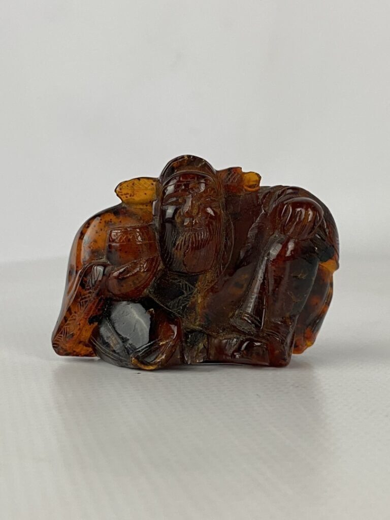 Groupe en ambre sculpté - Chine - XIXe siècle - Groupe en ambre, le poète Li Ta…