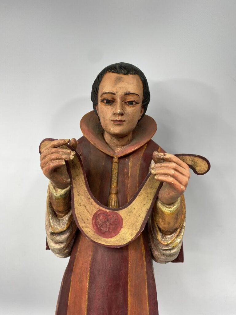 Groupe en bois sculpté polychrome figurant un saint personnage - Style indo-por…