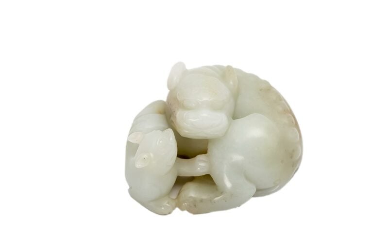[.] GROUPE EN JADE NEPHRITE A LA BÊTE MYTHIQUE ET SON PETIT - Chine - Sculpté d…
