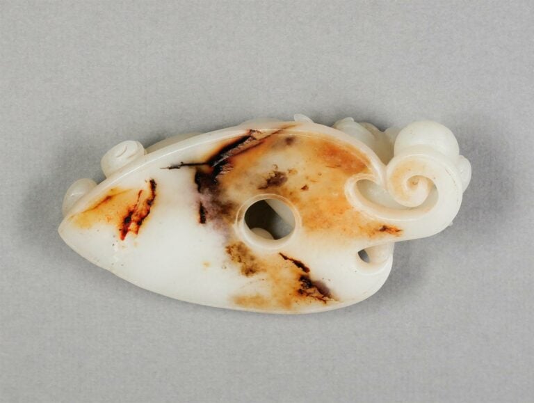 [.] GROUPE EN JADE NEPHRITE AU DRAGON CHI ET AU DISQUE BI - Chine - Sculpté dan…