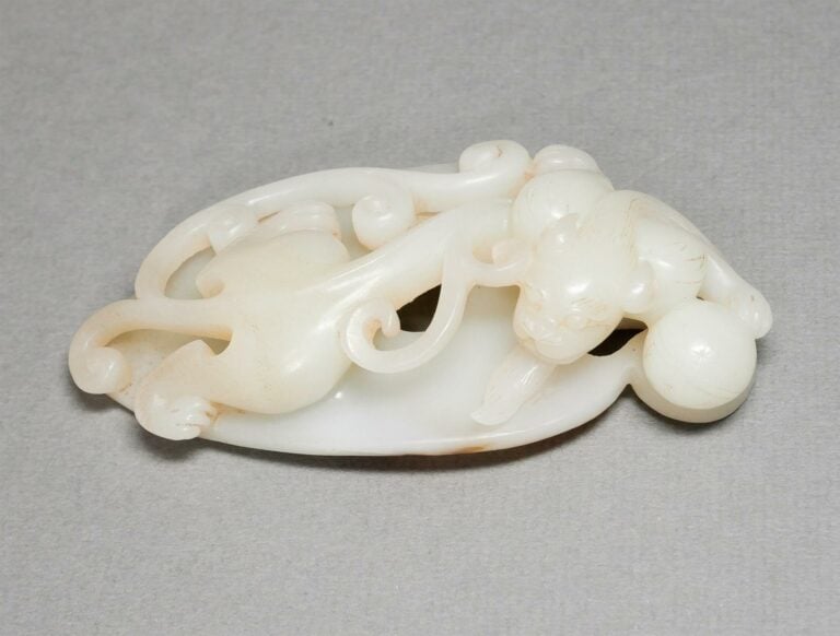 [.] GROUPE EN JADE NEPHRITE AU DRAGON CHI ET AU DISQUE BI - Chine - Sculpté dan…