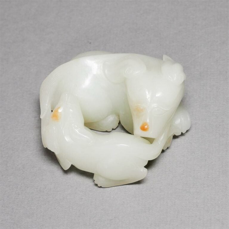 [.] GROUPE EN JADE NEPHRITE AUX DEUX BLAIREAUX - Chine - Sculpté dans une pierr…