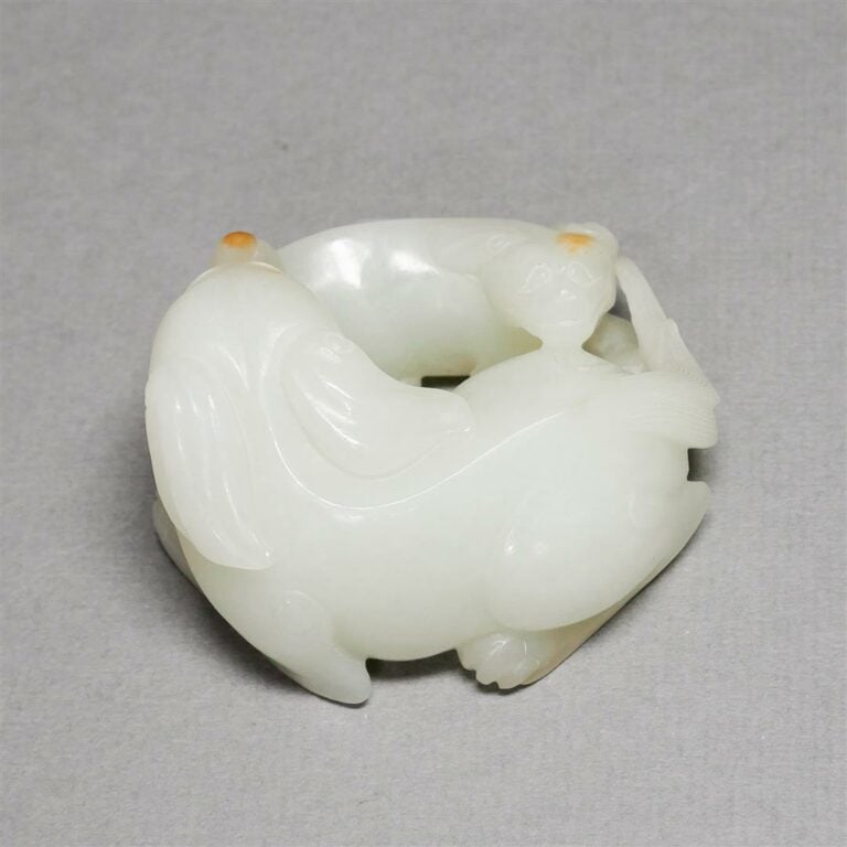 [.] GROUPE EN JADE NEPHRITE AUX DEUX BLAIREAUX - Chine - Sculpté dans une pierr…