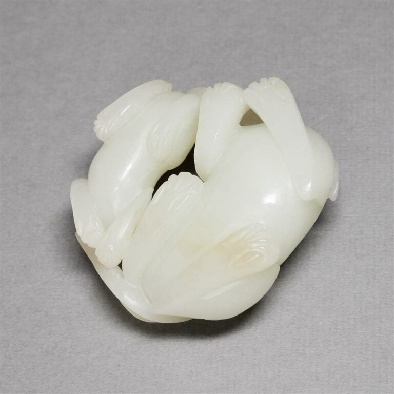 [.] GROUPE EN JADE NEPHRITE AUX DEUX BLAIREAUX - Chine - Sculpté dans une pierr…