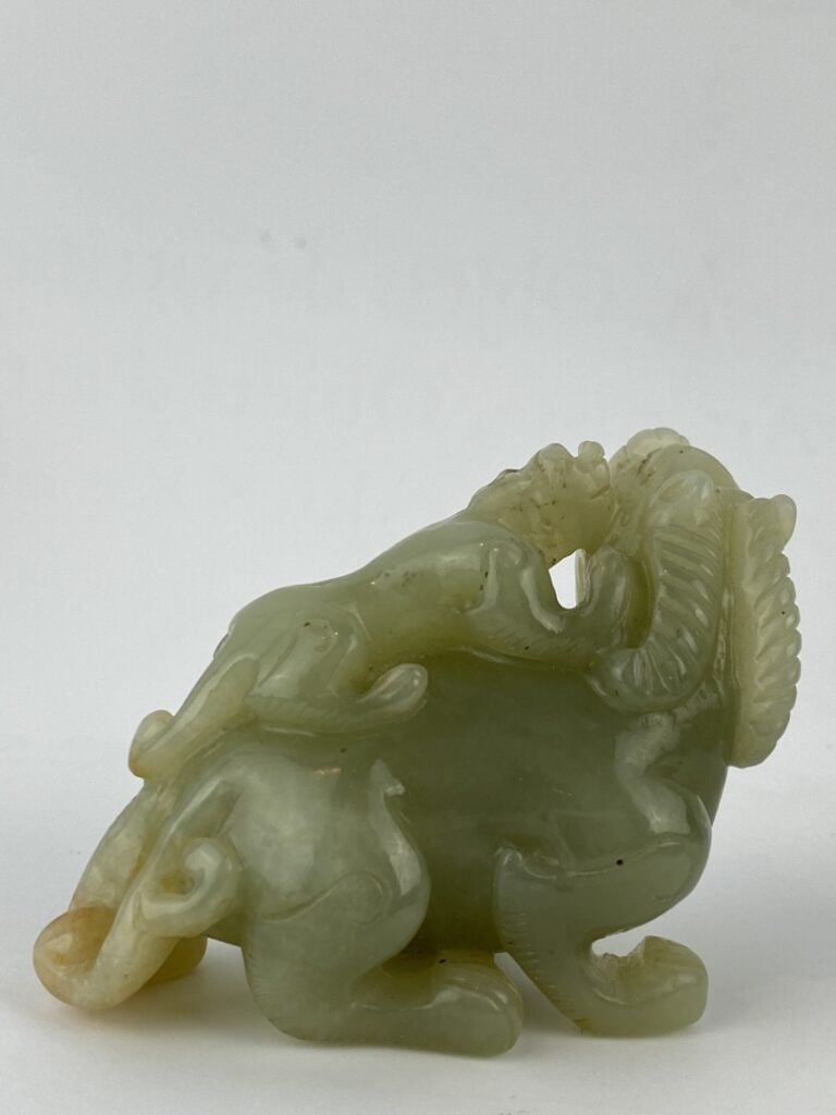 Groupe en jade veiné rouillé figurant une bête mythique et son petit - Chine -…