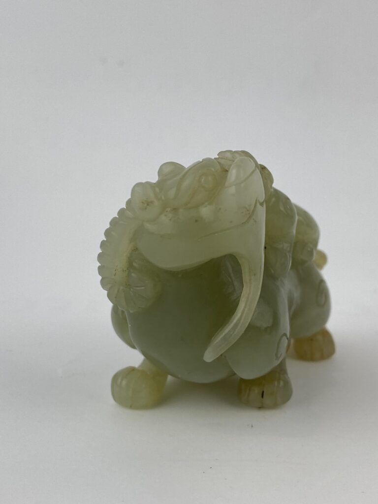 Groupe en jade veiné rouillé figurant une bête mythique et son petit - Chine -…