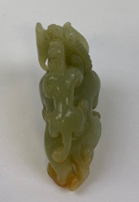 Groupe en jade veiné rouillé figurant une bête mythique et son petit - Chine -…