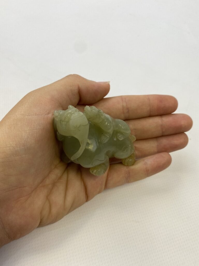 Groupe en jade veiné rouillé figurant une bête mythique et son petit - Chine -…