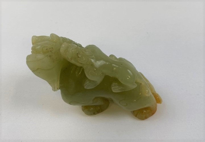 Groupe en jade veiné rouillé figurant une bête mythique et son petit - Chine -…