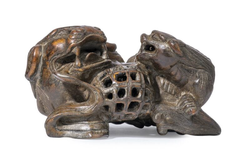 GROUPE MONOXYLE AUX DEUX LIONS BOUDDHIQUES / FU - Chine, XXe siècle - Bois lége…