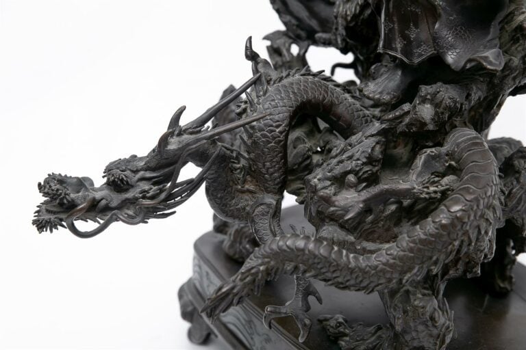 GROUPE MONUMENTAL EN REGULE A L'EFFIGIE D'UN RAKAN MAITRISANT LE DRAGON - Japon…