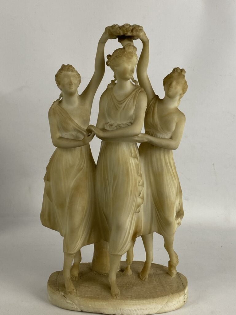 Groupe sculpté en albâtre figurant les Trois Grâces - (petits accidents, manque…