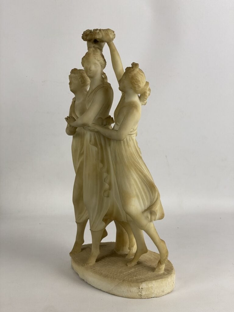 Groupe sculpté en albâtre figurant les Trois Grâces - (petits accidents, manque…