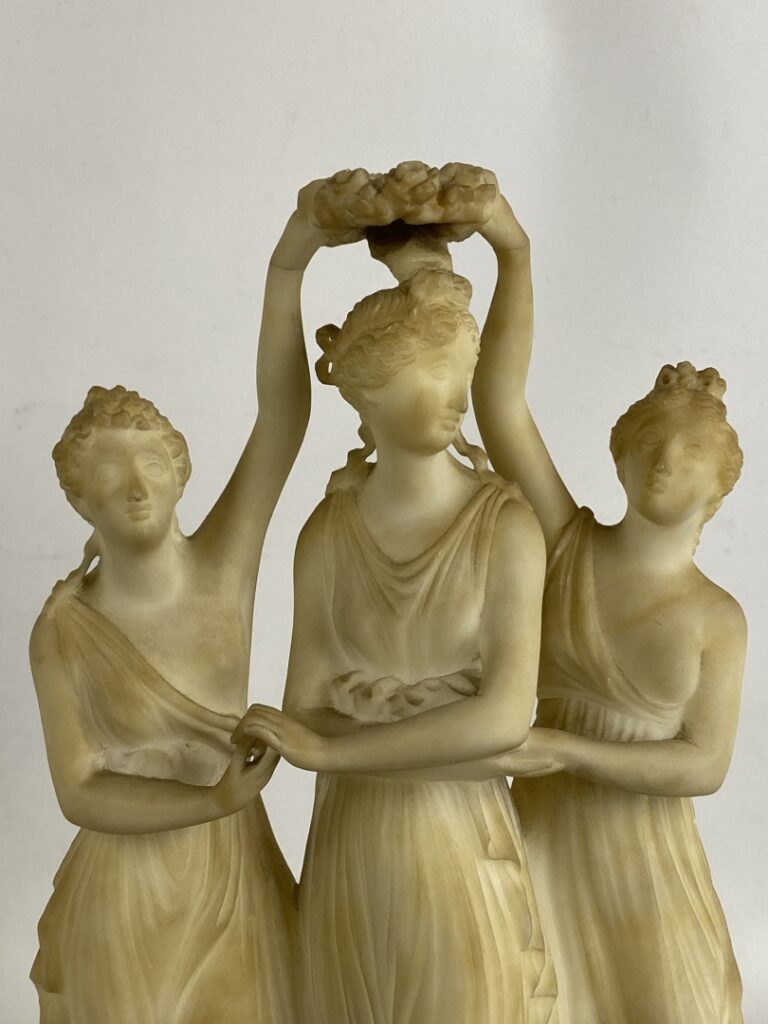 Groupe sculpté en albâtre figurant les Trois Grâces - (petits accidents, manque…
