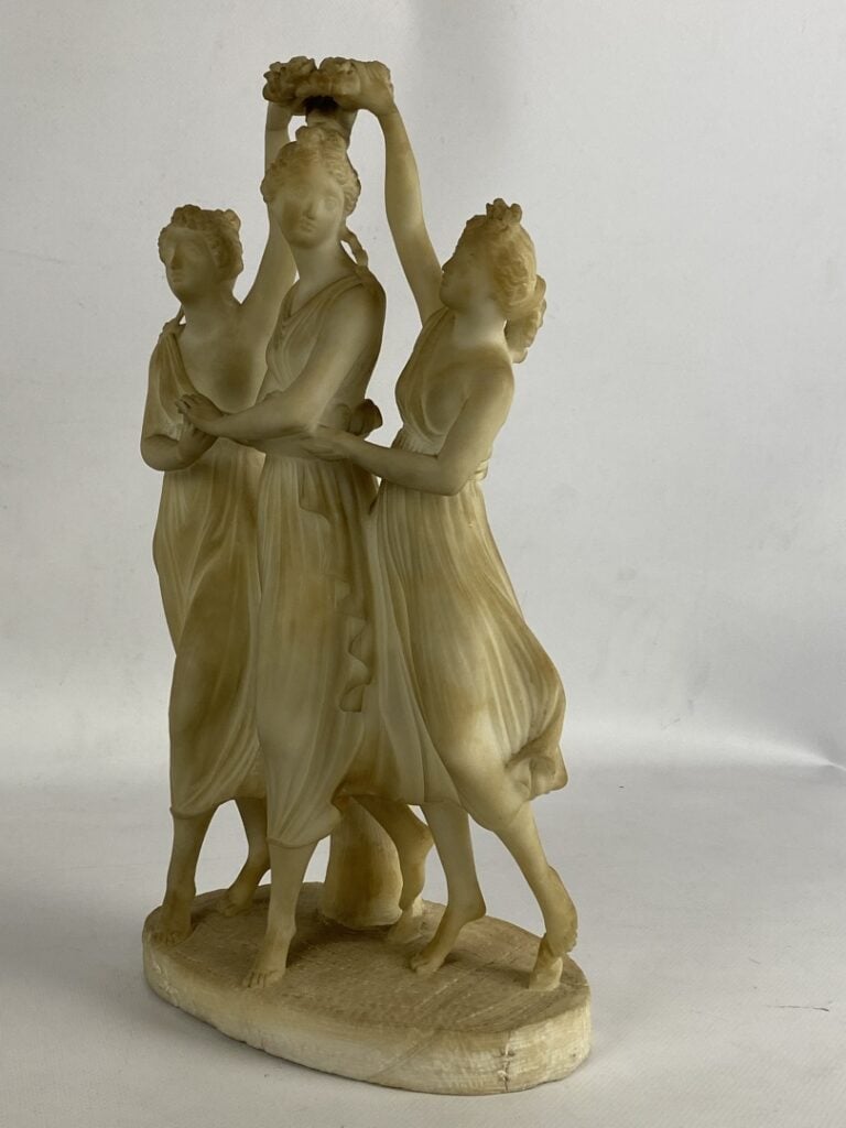 Groupe sculpté en albâtre figurant les Trois Grâces - (petits accidents, manque…
