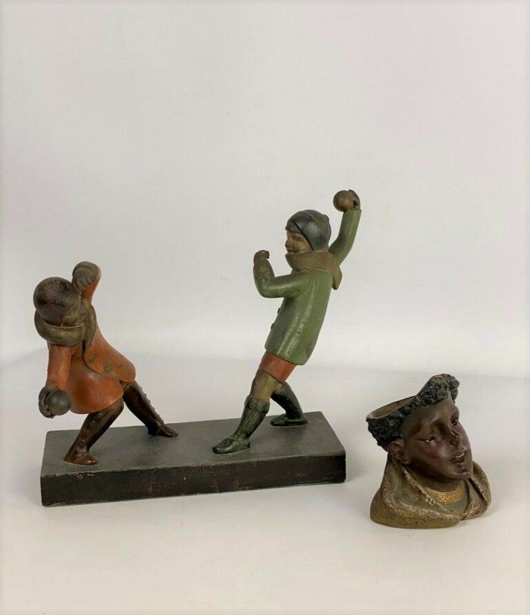 Groupe sculpté en métal patiné polychrome figurant deux enfants jouant avec des…